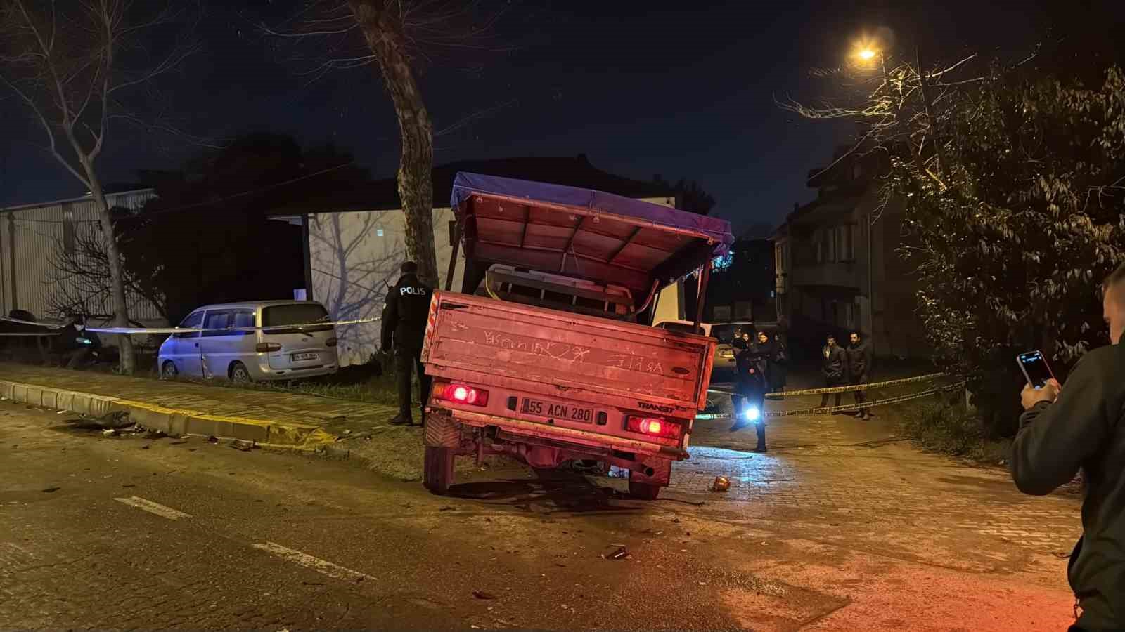 Akıl almaz kaza: Kamyonetler çarpıştı, savrulan stepne yayayı ağır yaraladı

