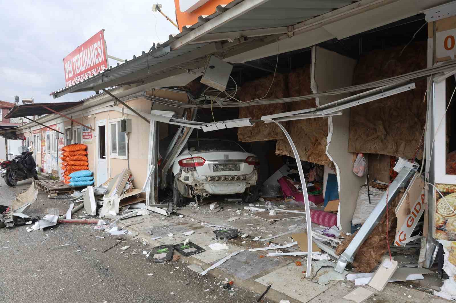 Akıl almaz kaza: Otomobil prefabrik iş yerlerinin içinden geçti
