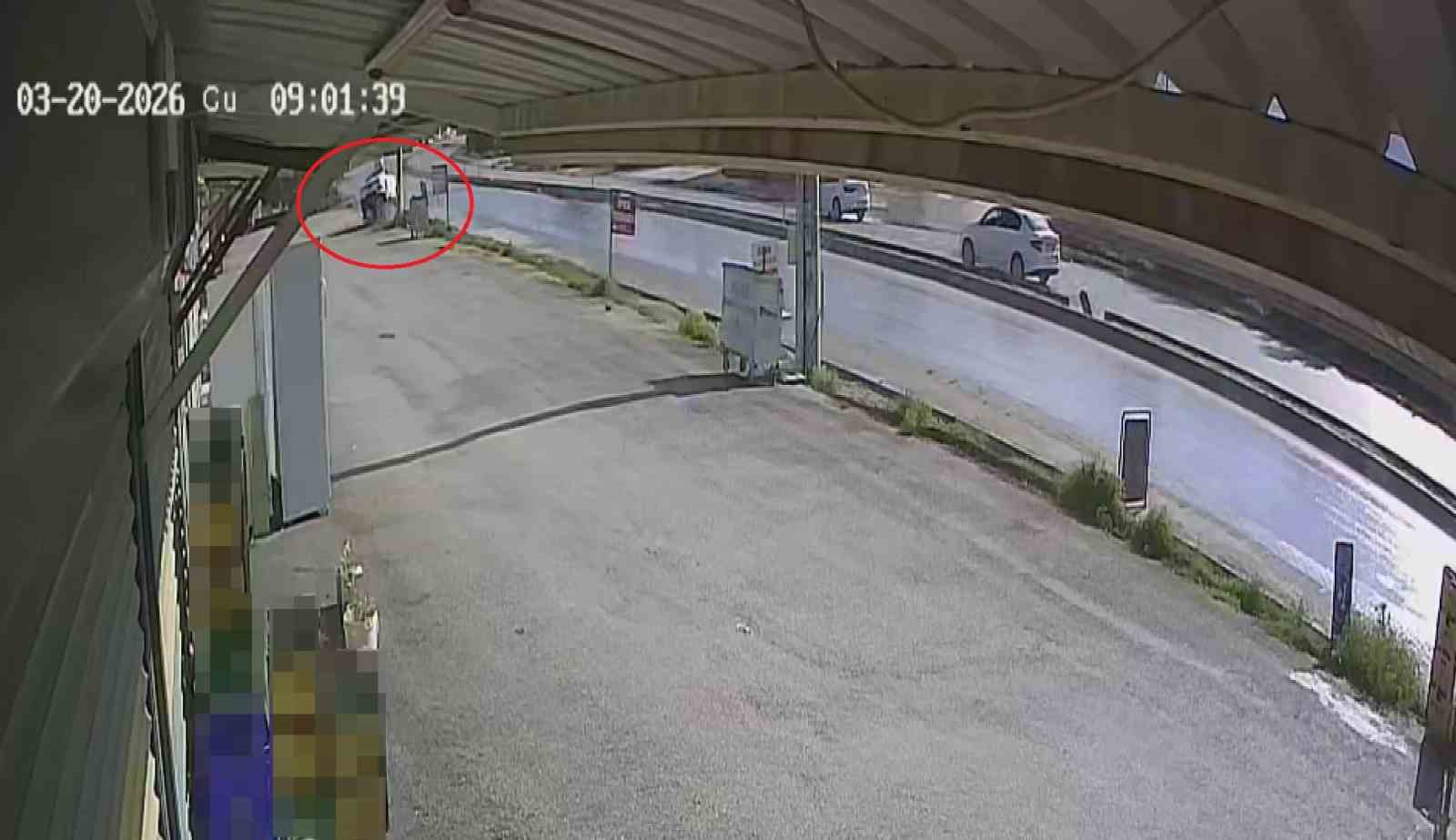 Akıl almaz kaza: Otomobil prefabrik iş yerlerinin içinden geçti
