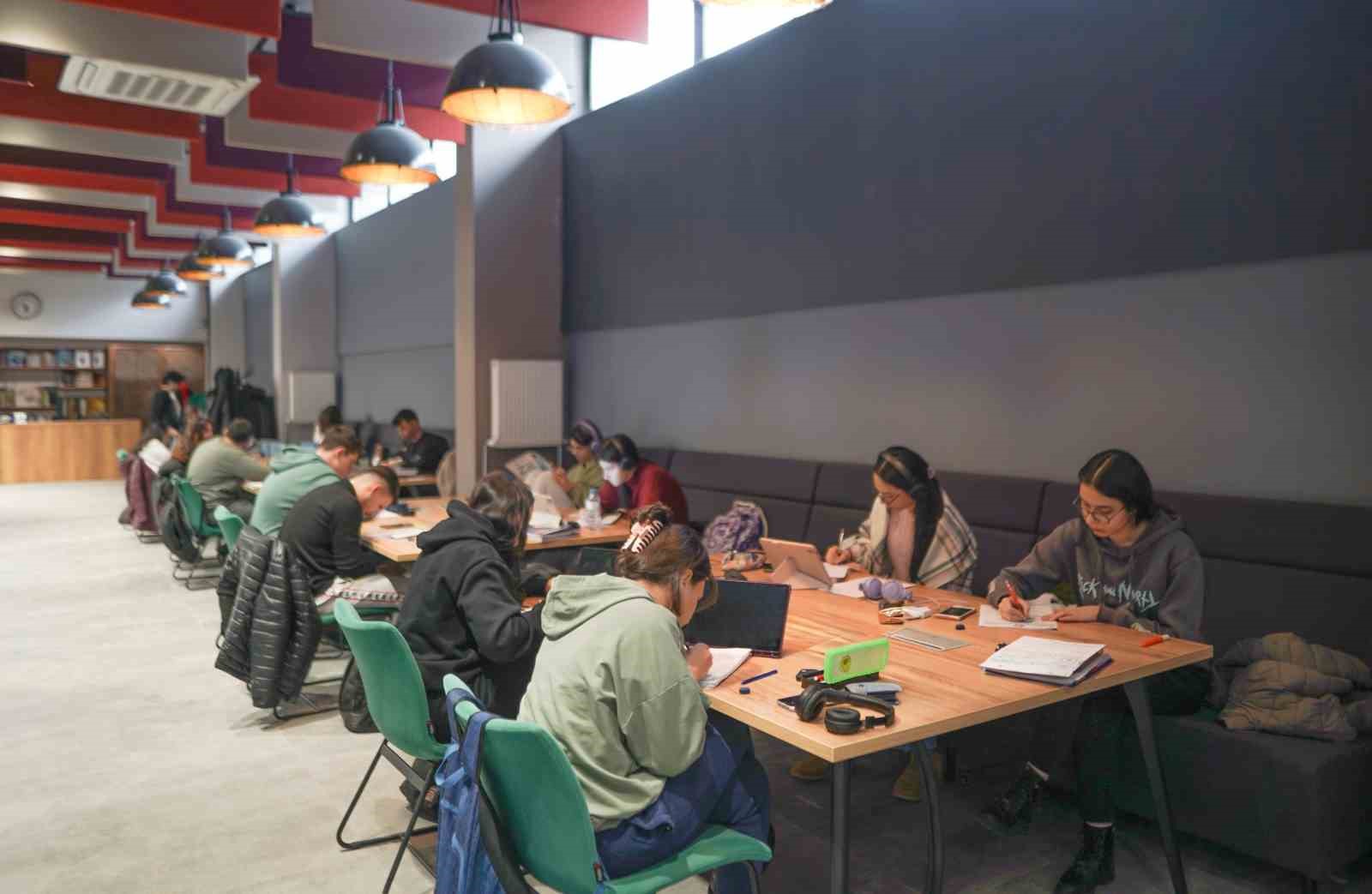 Akıl Küpü Kütüphaneleri dolup taşıyor
