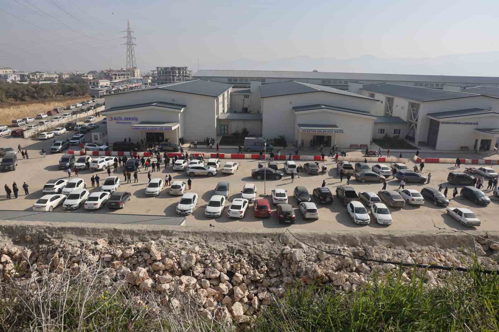 Akli dengesi bozuk şahsın ‘canlı bombayım’ demesi üzerine hastanede panik yaşandı
