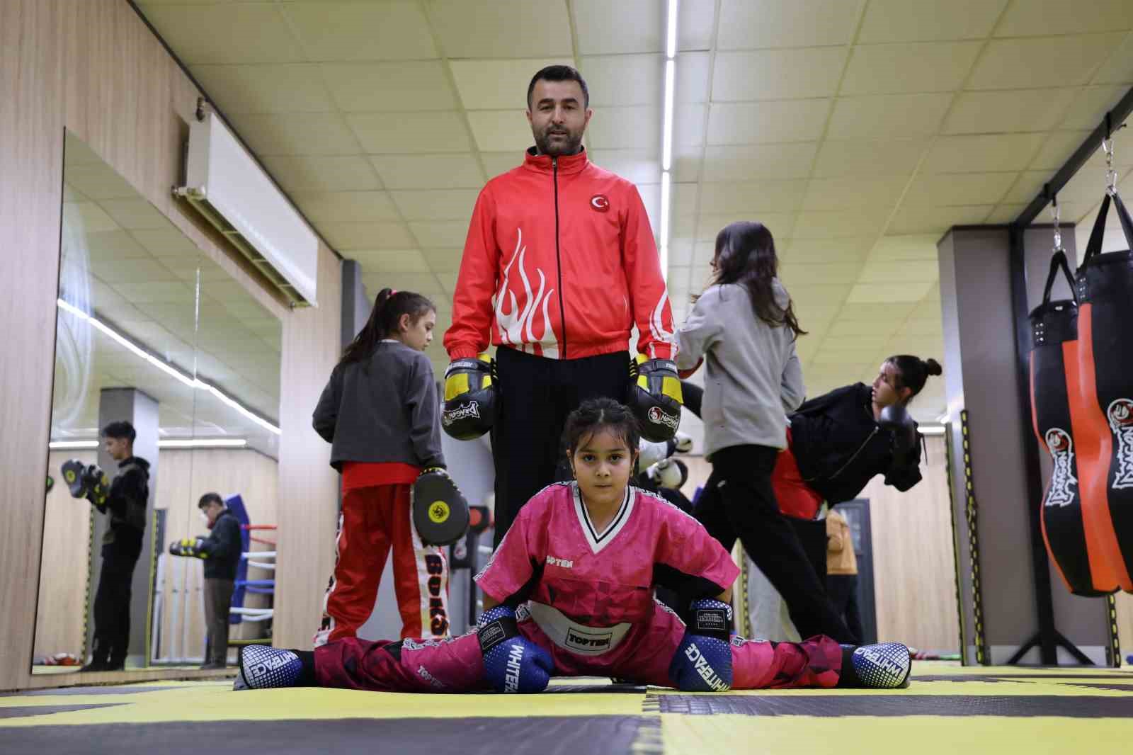 Akran zorbalığından korumak istediği kızını şampiyon yaptı
