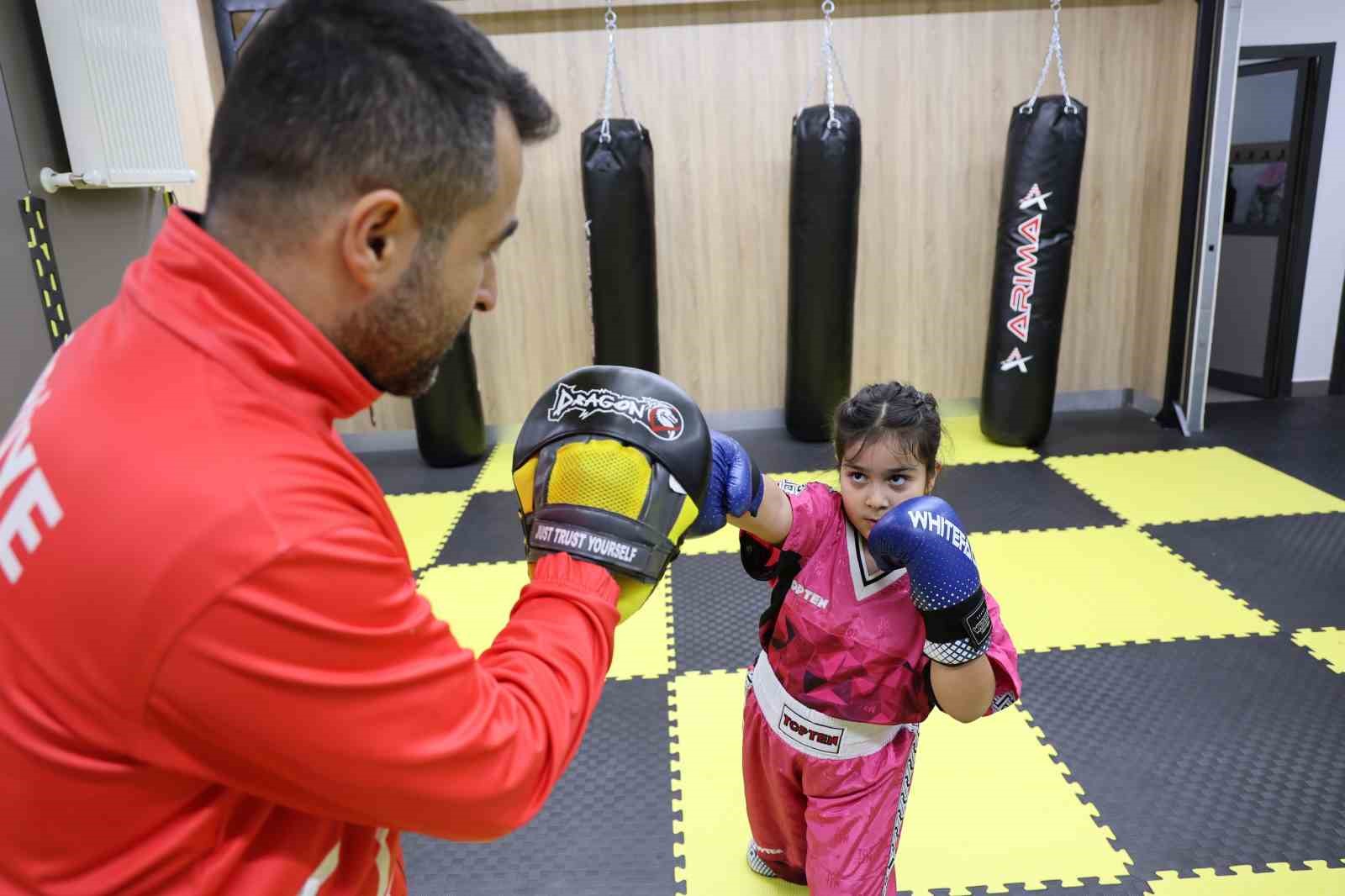 Akran zorbalığından korumak istediği kızını şampiyon yaptı
