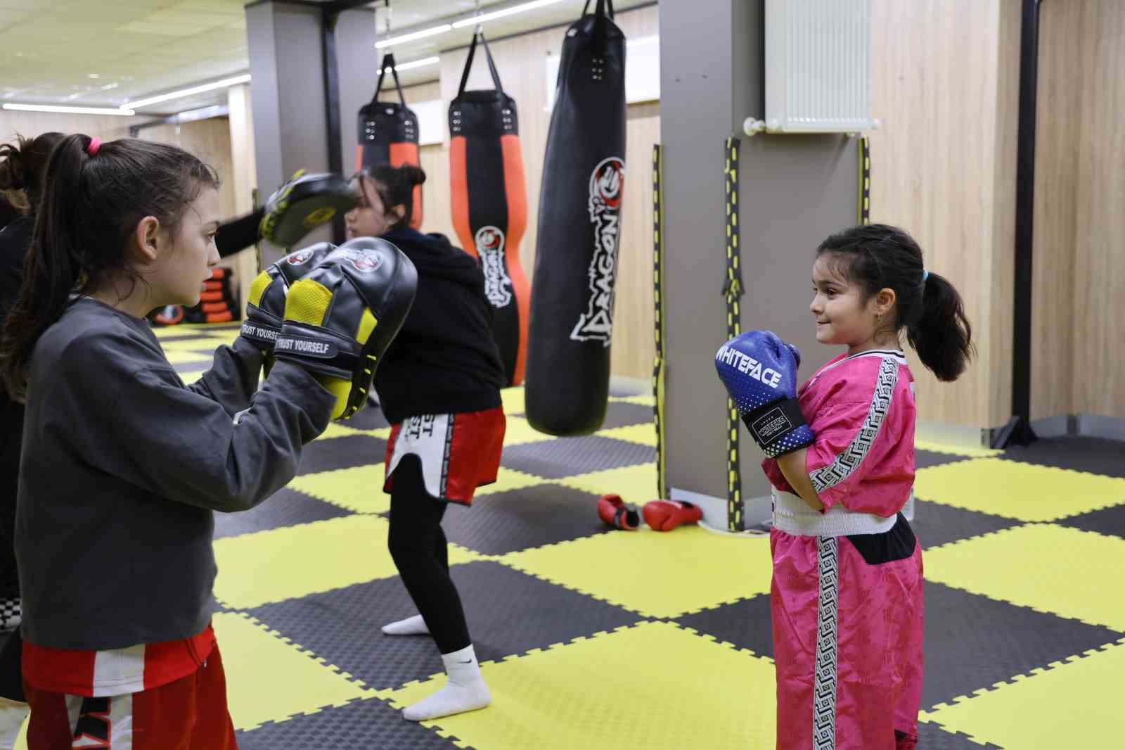 Akran zorbalığından korumak istediği kızını şampiyon yaptı
