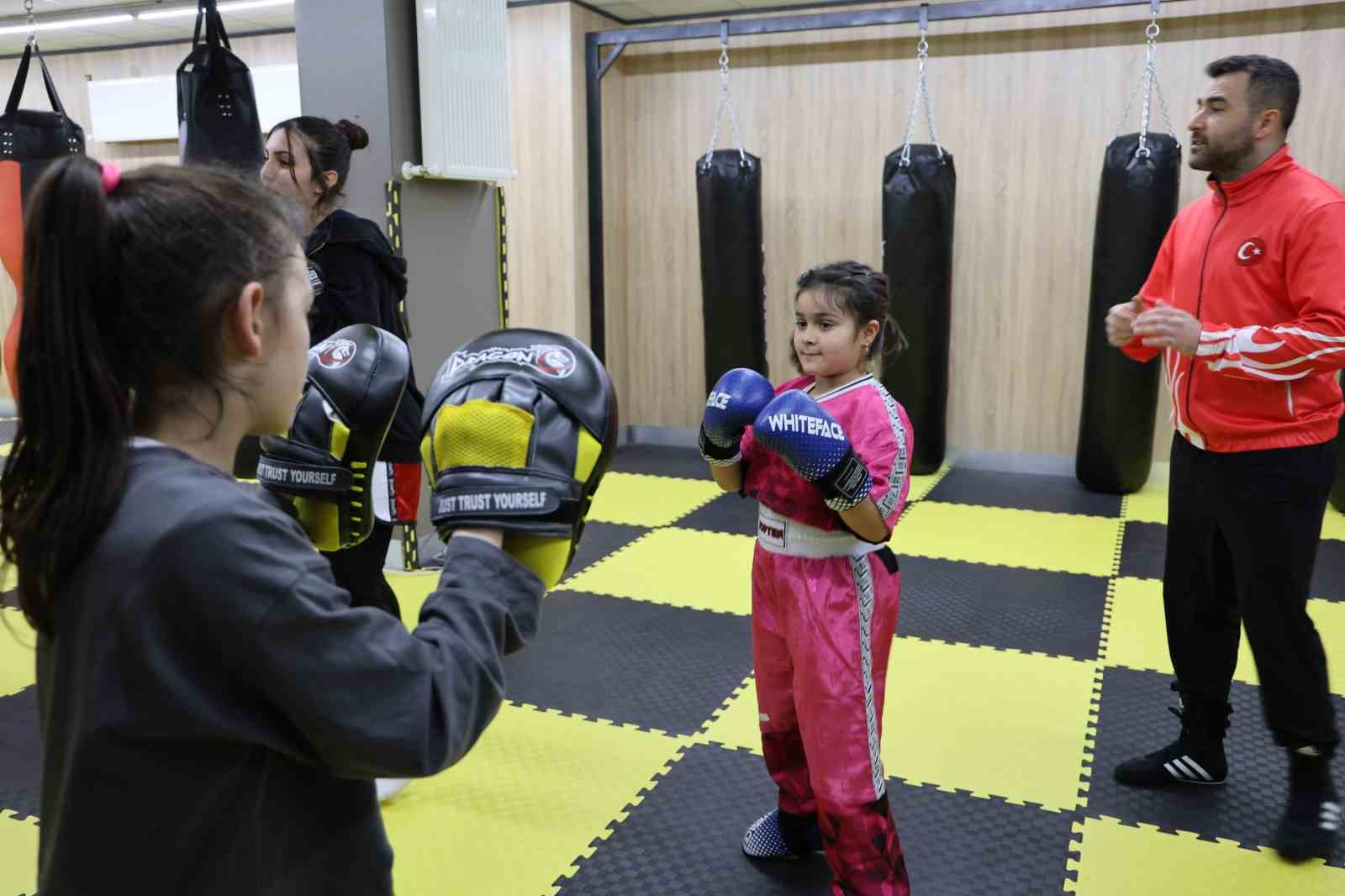 Akran zorbalığından korumak istediği kızını şampiyon yaptı
