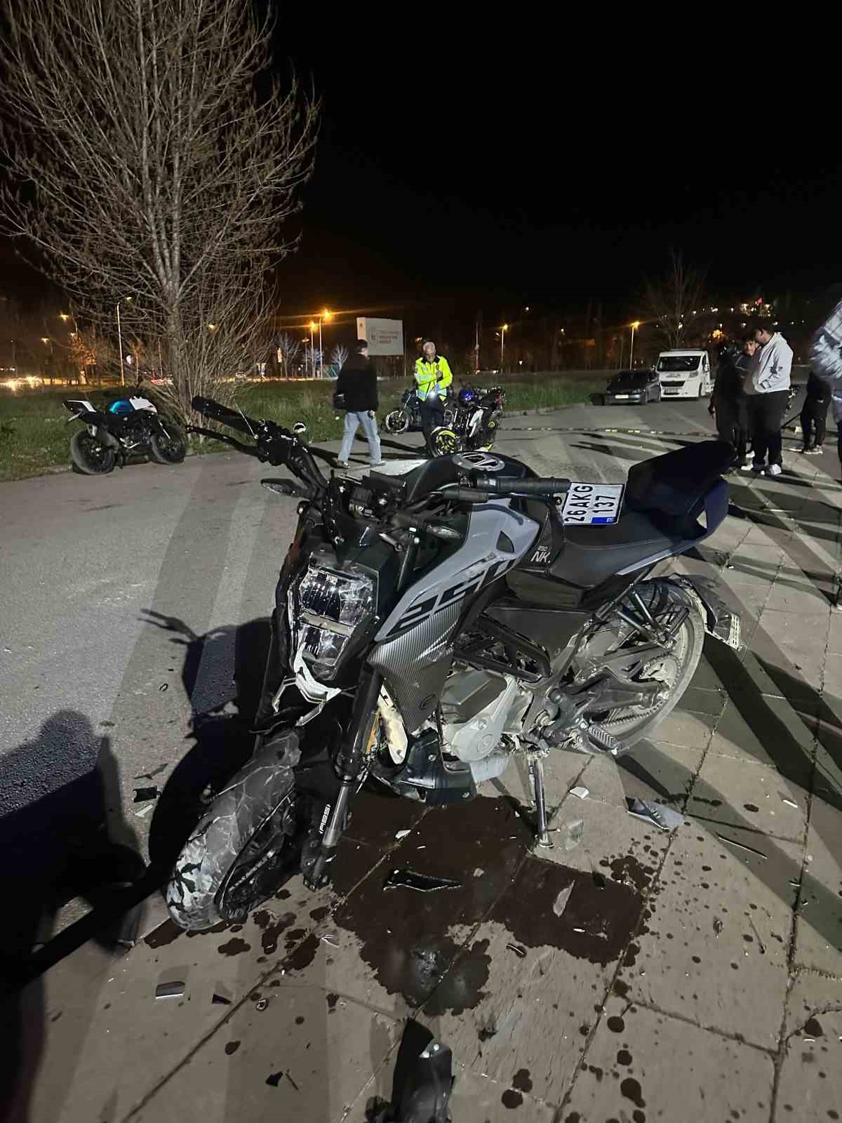 Akrobatik hareketler yapan iki motosiklet çarpıştı: 2 yaralı
