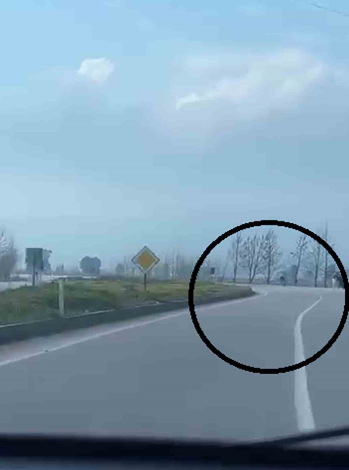 Akrobatik hareketler yapan motosiklet sürücüsü tarlaya uçtu
