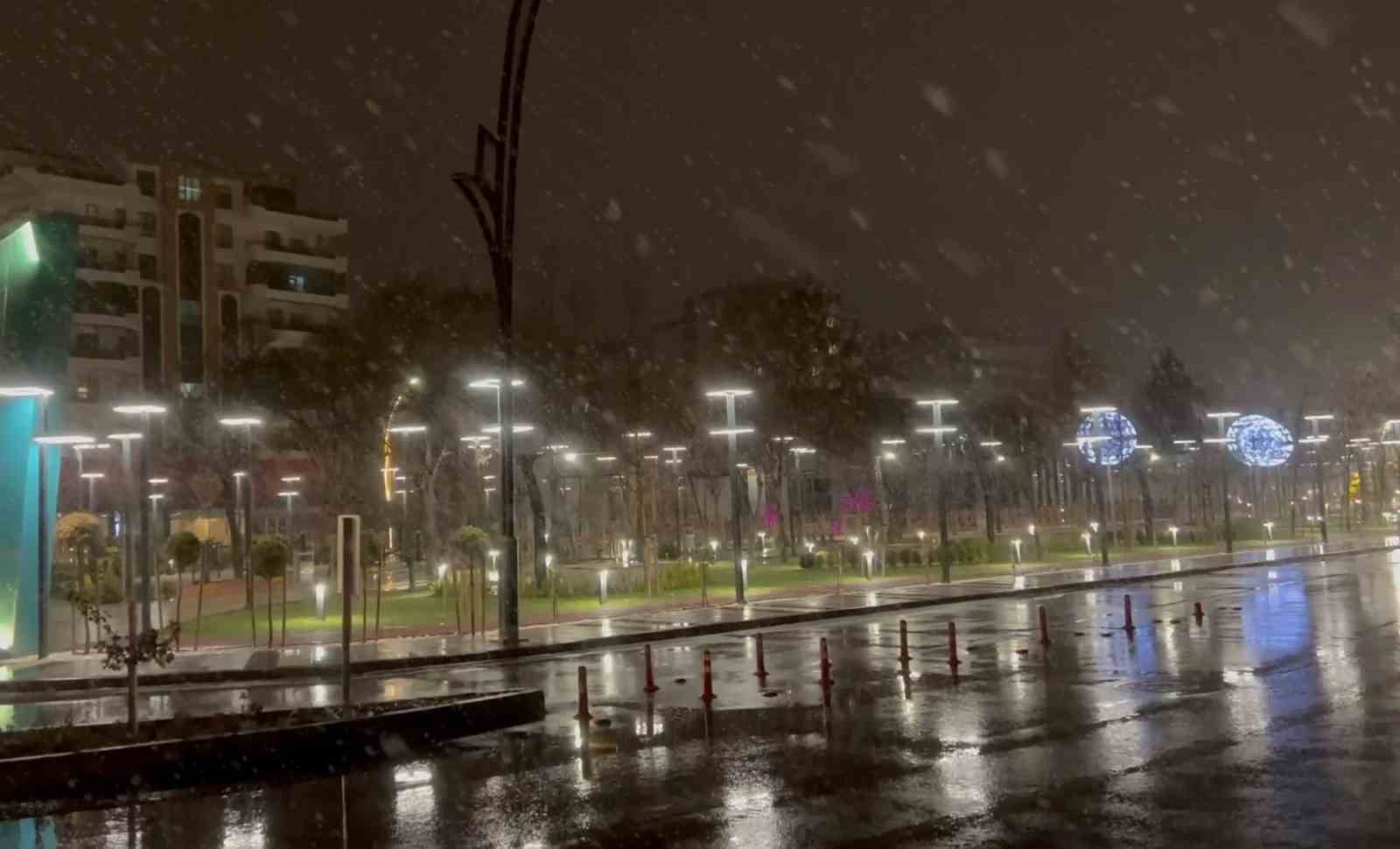 Aksaray merkez ve ilçelerde kar yağışı etkili oluyor
