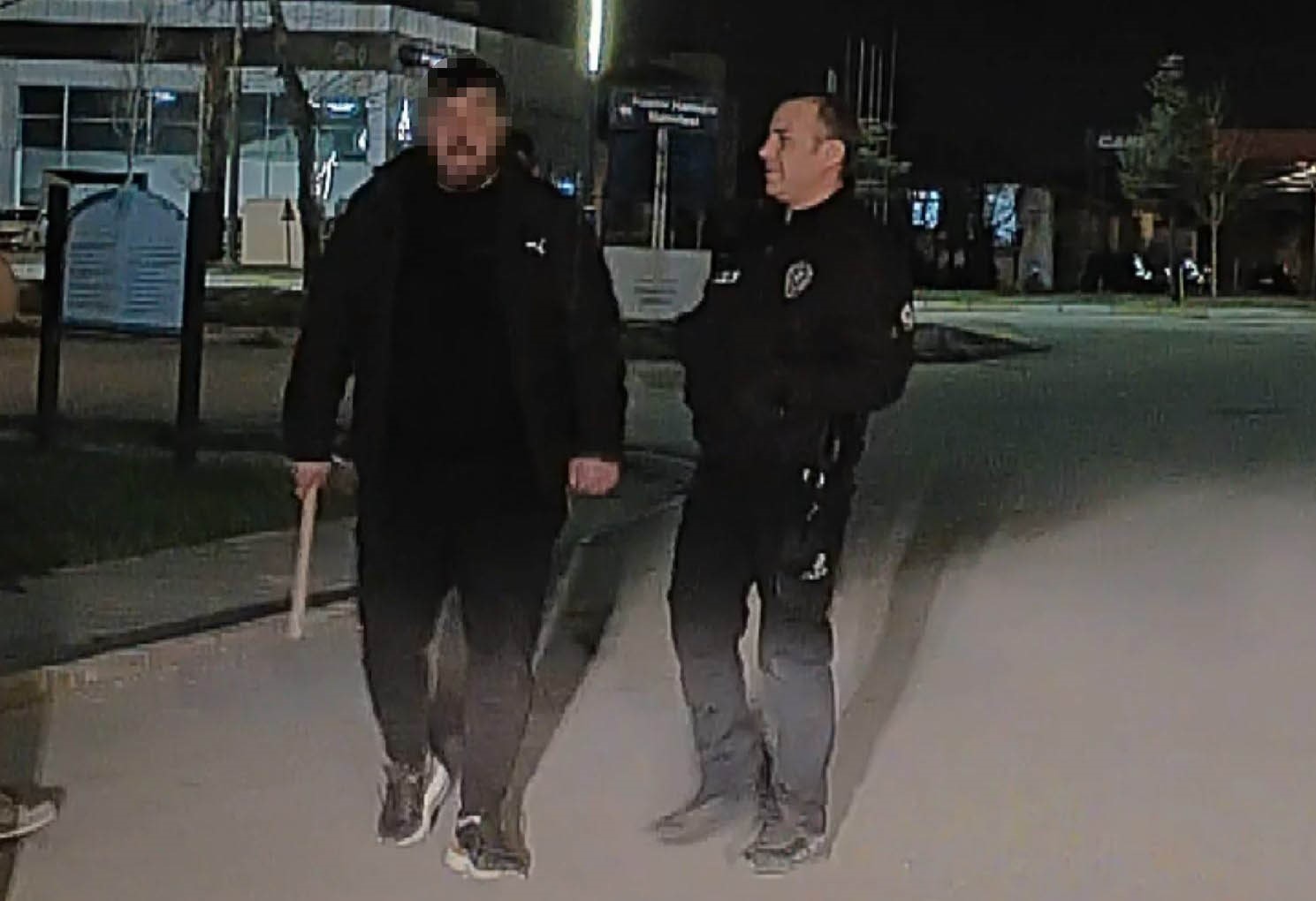 Aksaray polisinin elinde keser olan adamla imtihanı kamerada
