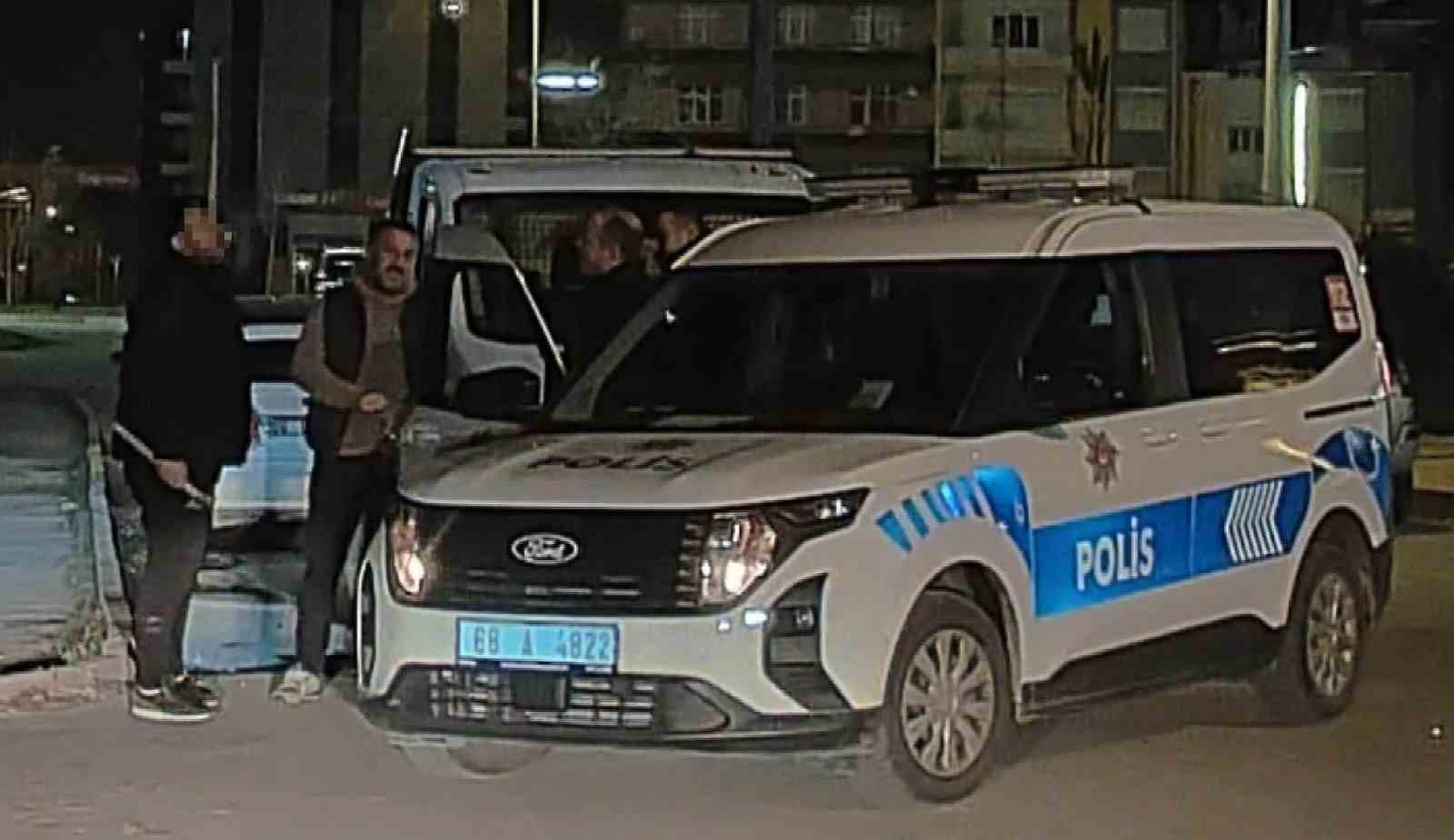 Aksaray polisinin elinde keser olan adamla imtihanı kamerada
