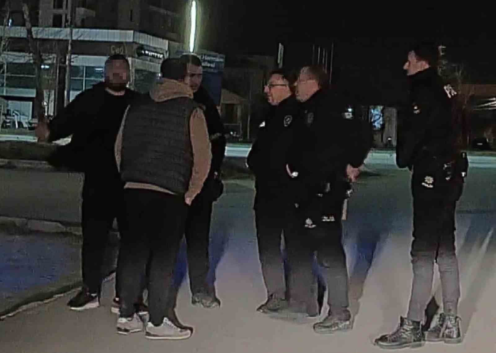 Aksaray polisinin elinde keser olan adamla imtihanı kamerada
