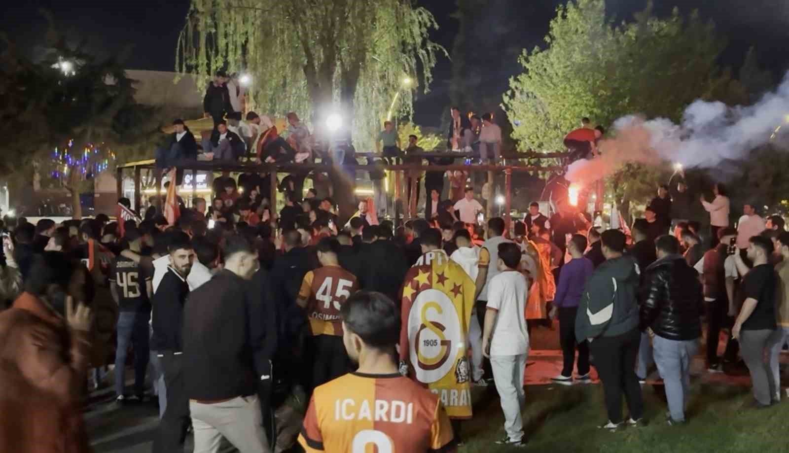 Aksaray sokaklarında Galatasaraylıların coşkulu kutlaması
