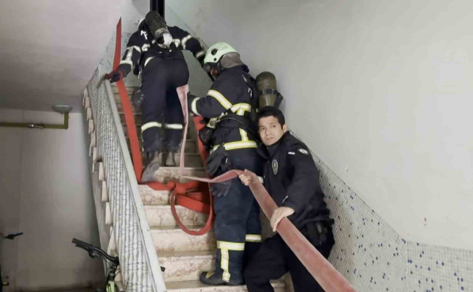 Aksaray’da 5 katlı apartmanda yangın paniği, bina tahliye edildi
