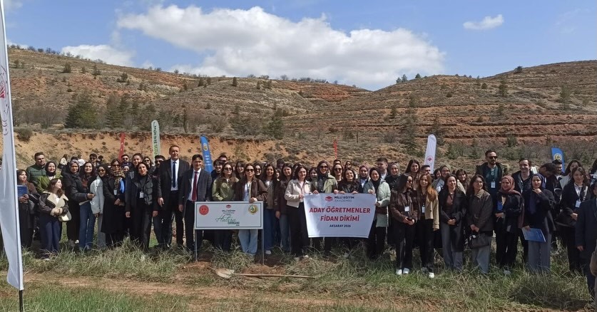 Aksaray’da aday öğretmenler fidanları toprakla buluşturdu
