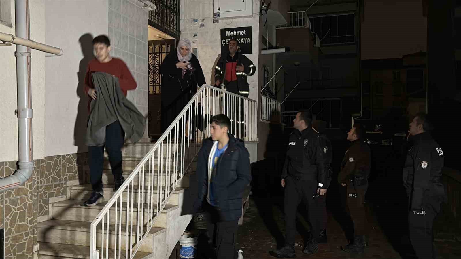 Aksaray’da apartmanda yangın paniği: 6 kişi dumandan etkilendi
