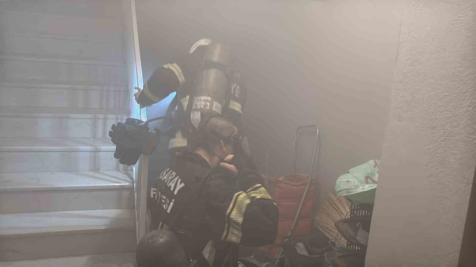 Aksaray’da apartmanda yangın paniği: 6 kişi dumandan etkilendi
