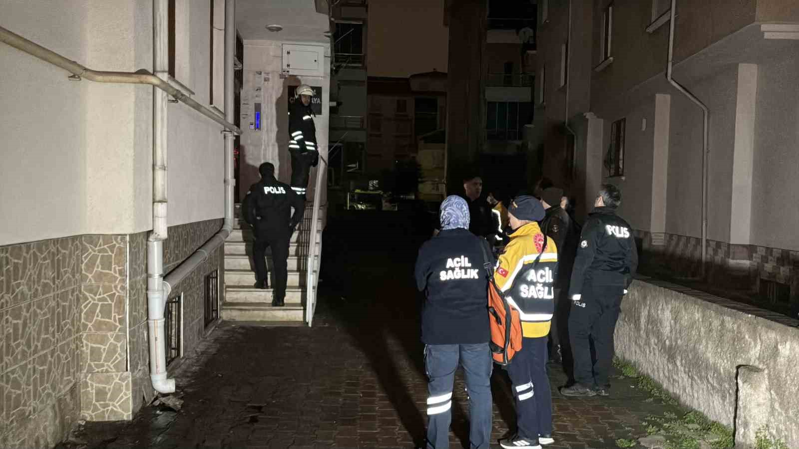 Aksaray’da apartmanda yangın paniği: 6 kişi dumandan etkilendi
