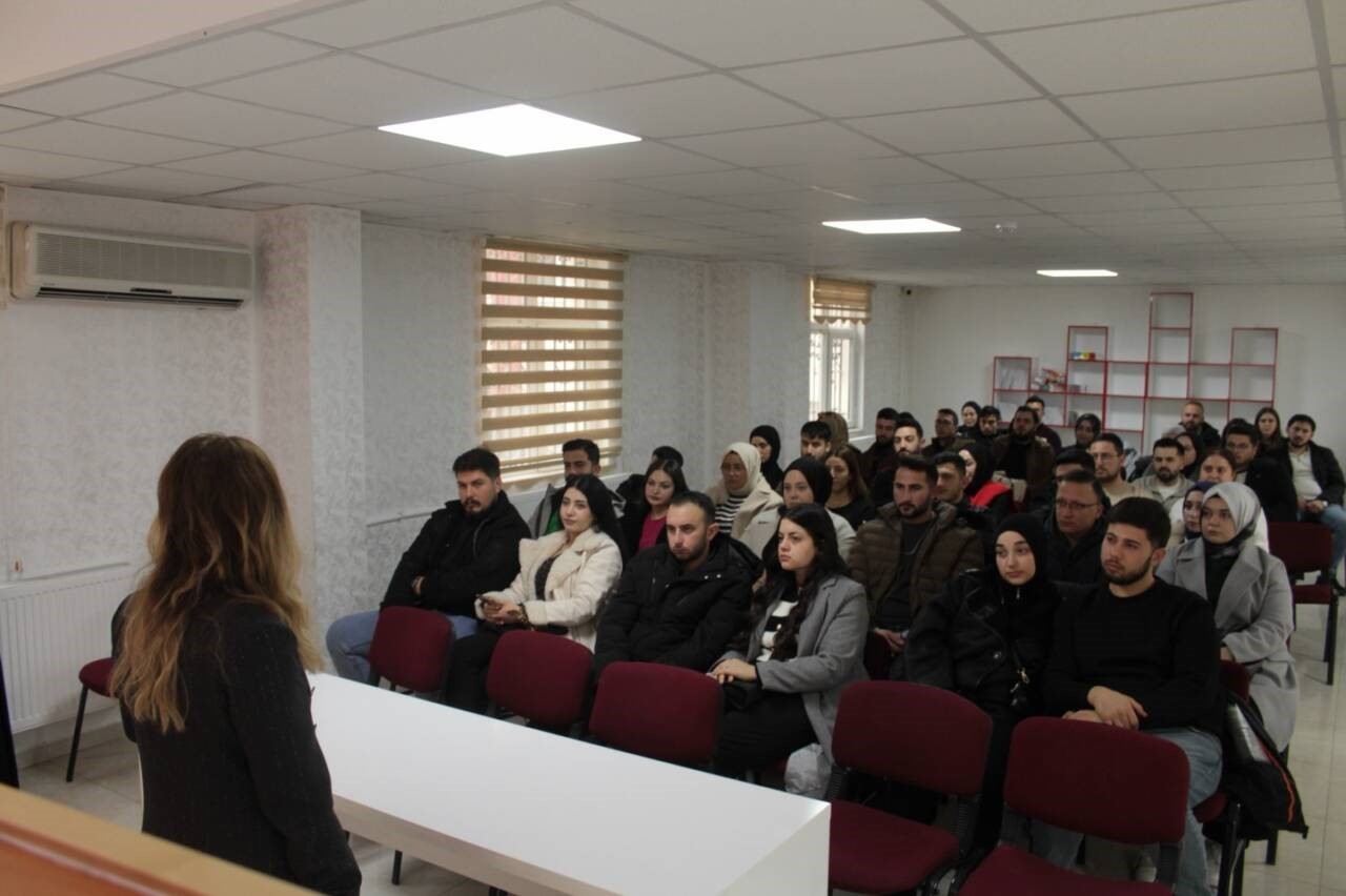 Aksaray’da genç çiftlere evlilik öncesi eğitim veriliyor
Aksaray’da genç çiftlere evlilik öncesi eğitim veriliyor