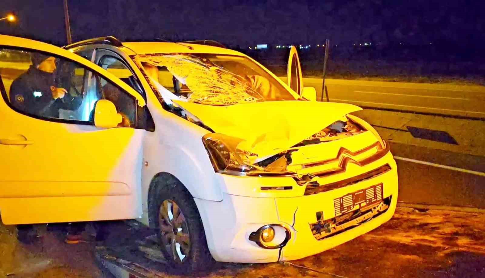 Aksaray’da hafif ticari araç yayaya çarptı: 1’i ağır 2 yaralı
Aksaray’da hafif ticari araç yayaya çarptı: 1’i ağır 2 yaralı