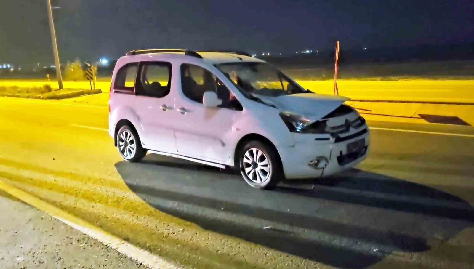 Aksaray’da hafif ticari araç yayaya çarptı: 1’i ağır 2 yaralı
Aksaray’da hafif ticari araç yayaya çarptı: 1’i ağır 2 yaralı