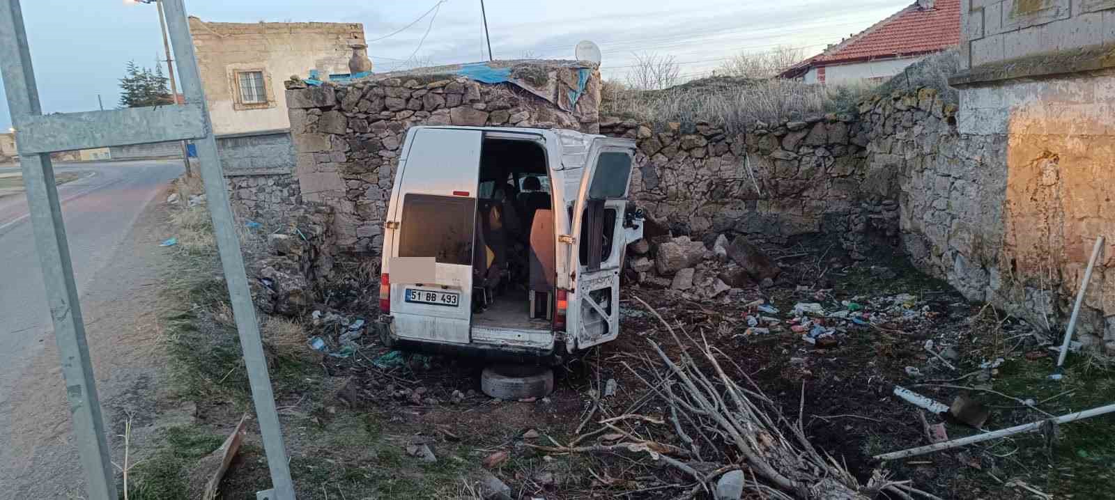 Aksaray’da işçi servisi bahçe duvarına çarptı: 2’si ağır 14 yaralı
