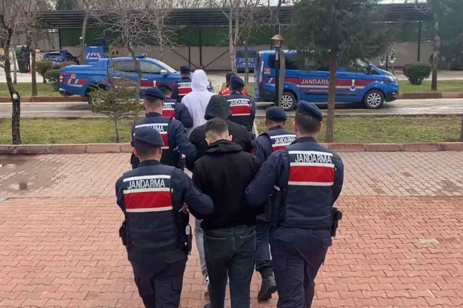 Aksaray’da jandarmadan 6 adrese eş zamanlı uyuşturucu baskını: 5 tutuklama
