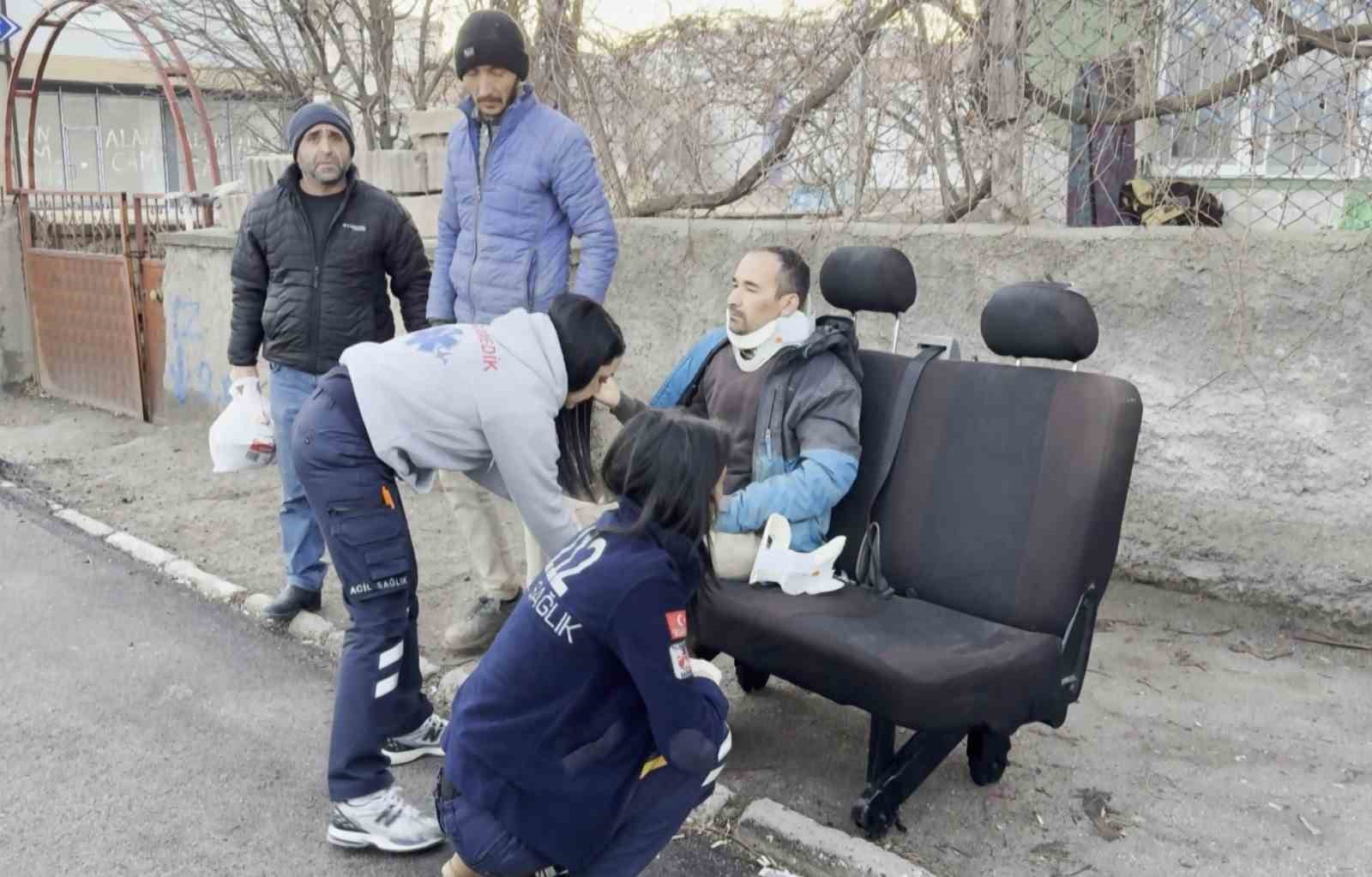 Aksaray’da kamyonet ile hafif ticari araç çarpıştı: 3 yaralı
