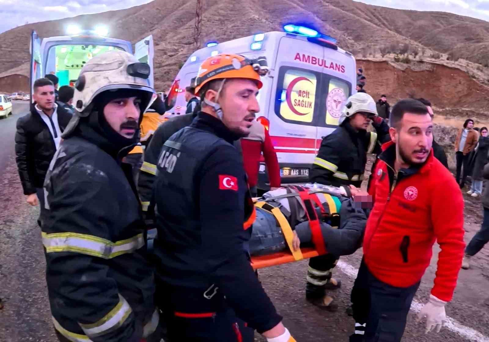 Aksaray’da minibüs ile otomobil kafa kafaya çarpıştı: 6 yaralı
