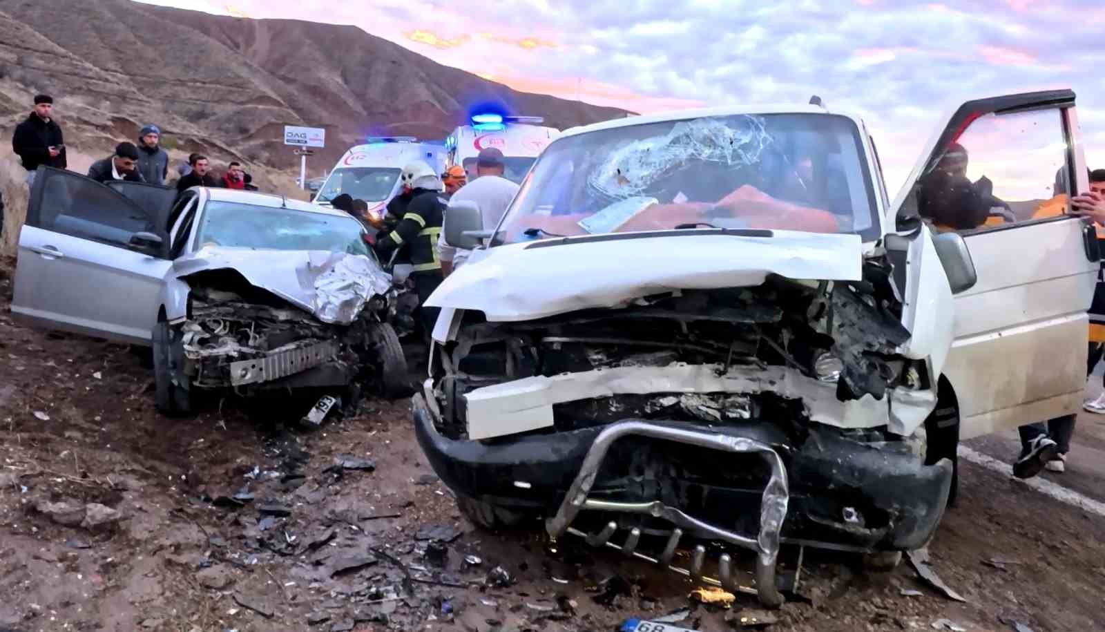 Aksaray’da minibüs ile otomobil kafa kafaya çarpıştı: 6 yaralı
