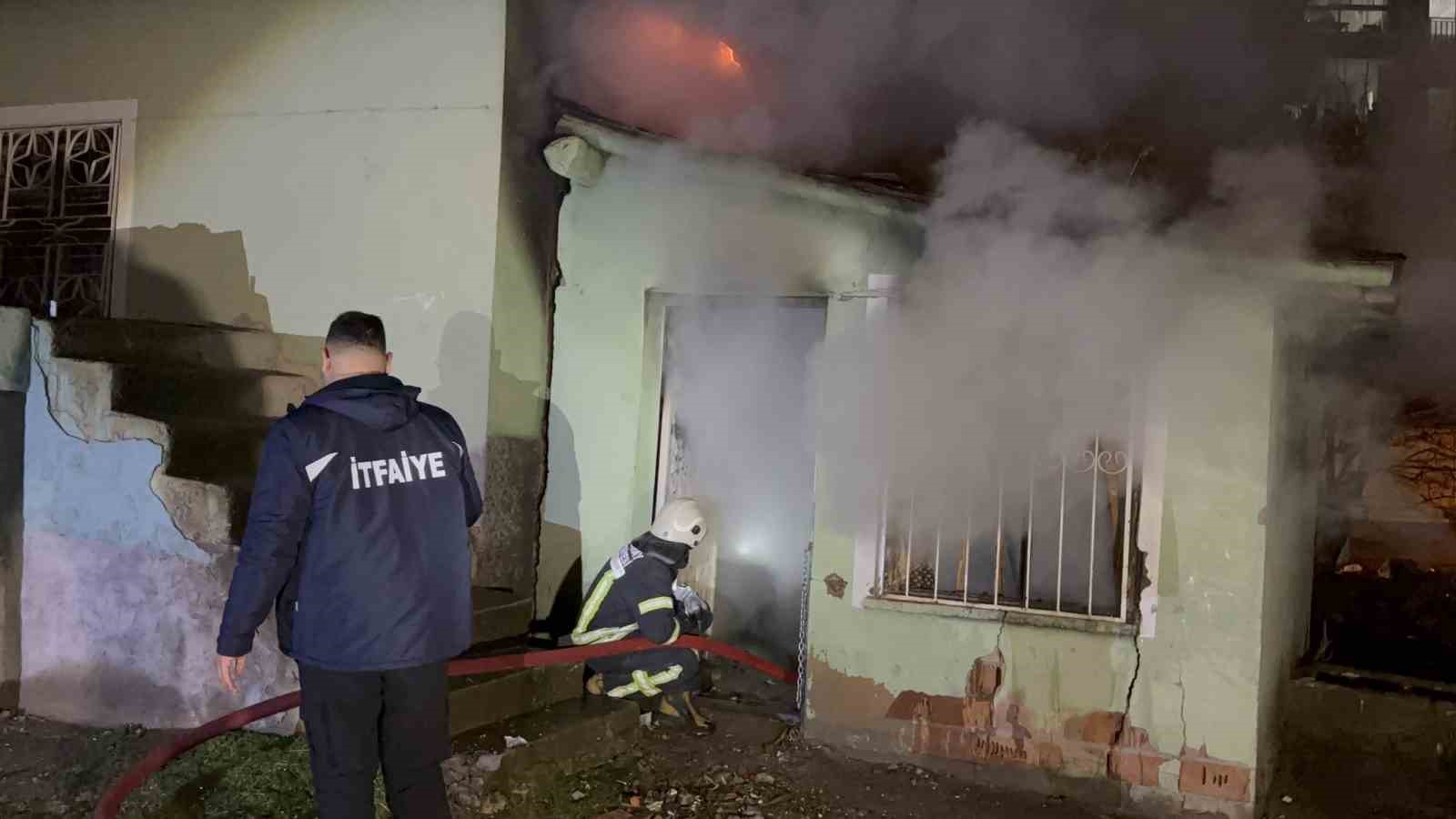 Aksaray’da müstakil ev alev alev yandı
