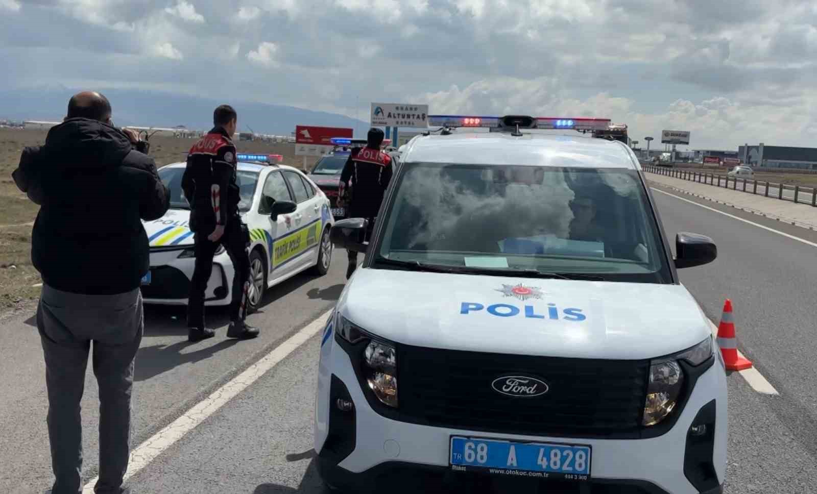 Aksaray’da nefes kesen şüpheli polis kovalamacası kamerada: 3 gözaltı
