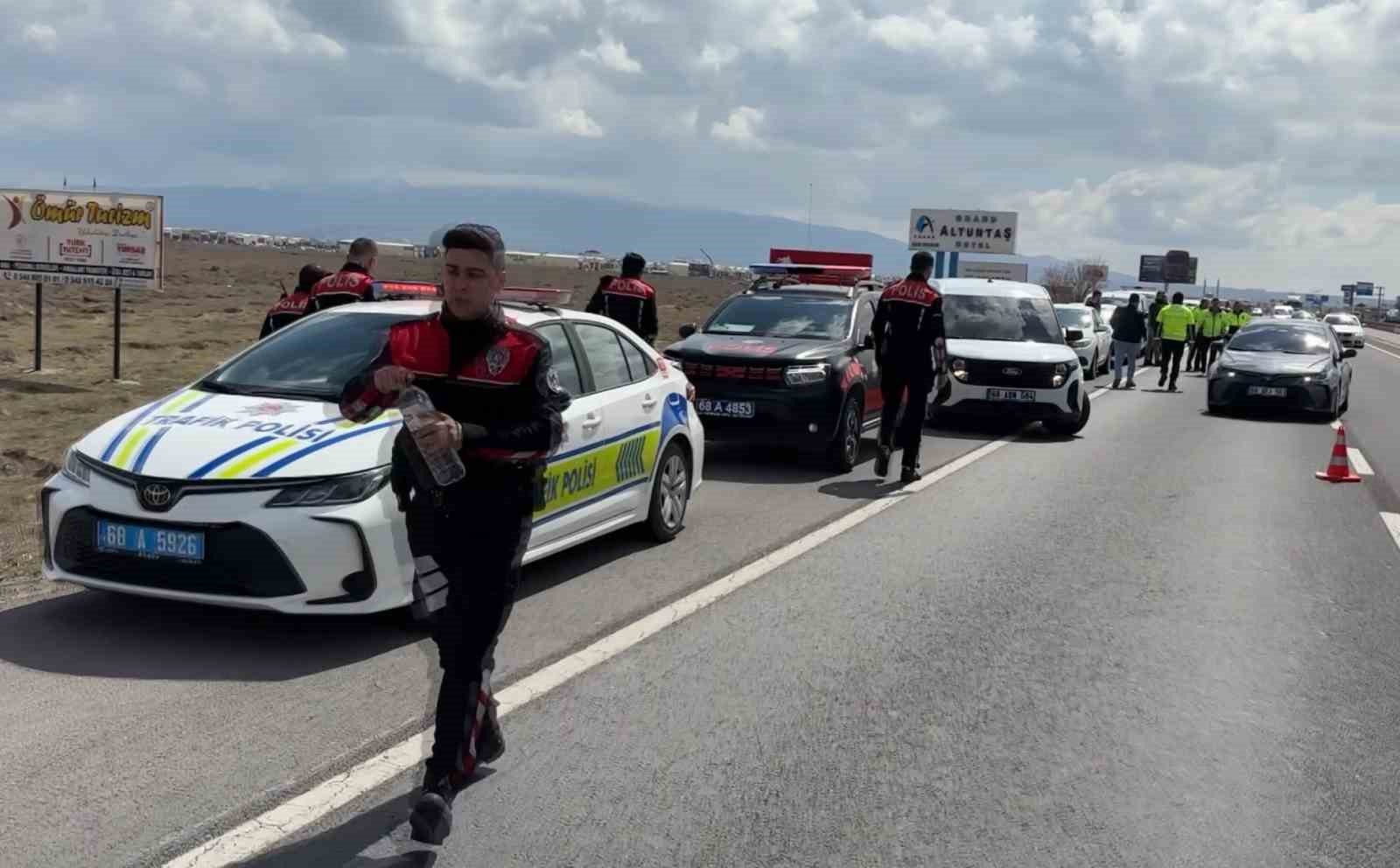 Aksaray’da nefes kesen şüpheli polis kovalamacası kamerada: 3 gözaltı
