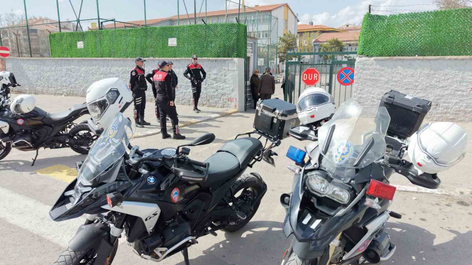 Aksaray’da okullar polisin gözetiminde
