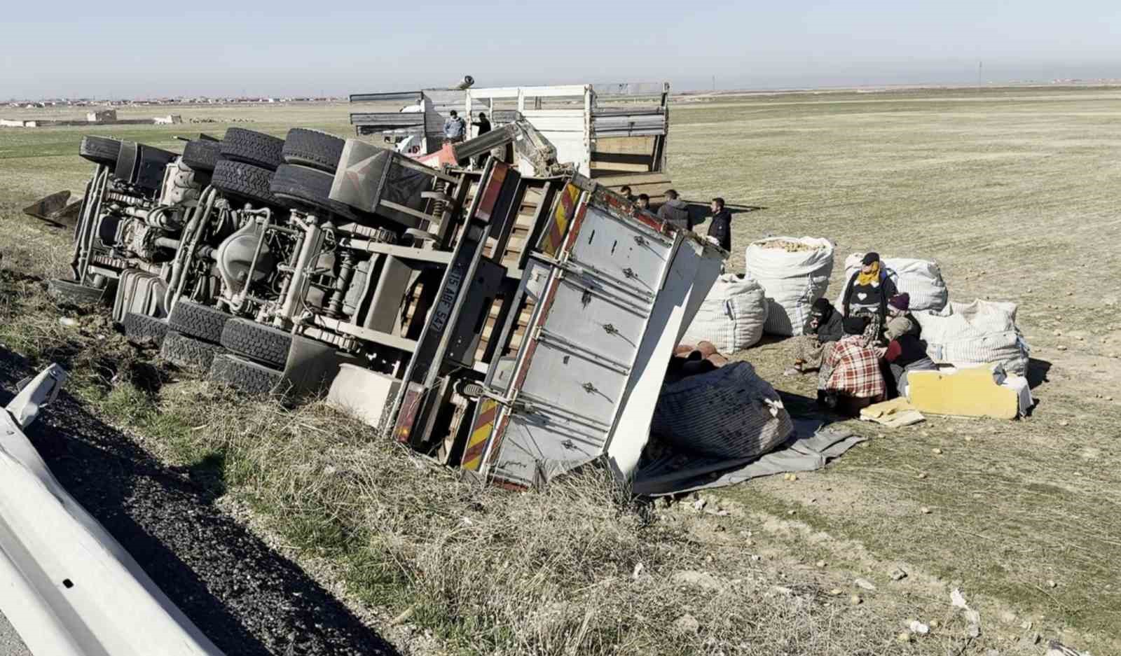 Aksaray’da patates yüklü kamyon şarampole devrildi: 1 yaralı
