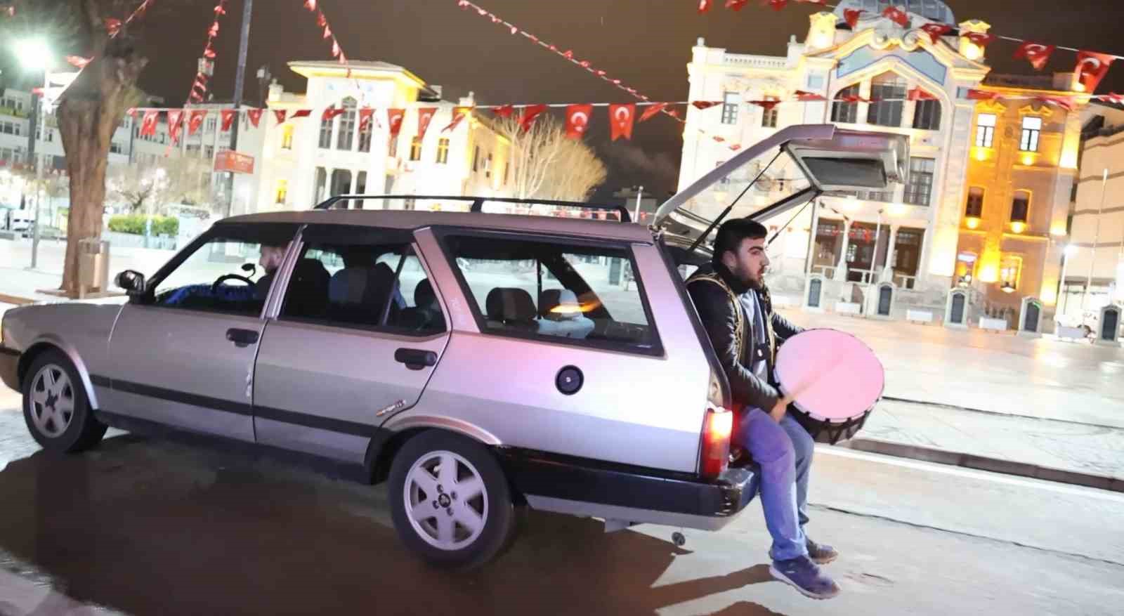 Aksaray’da Ramazan davulcuları hafif kar yağışı altında sahur mesaisine başladı
