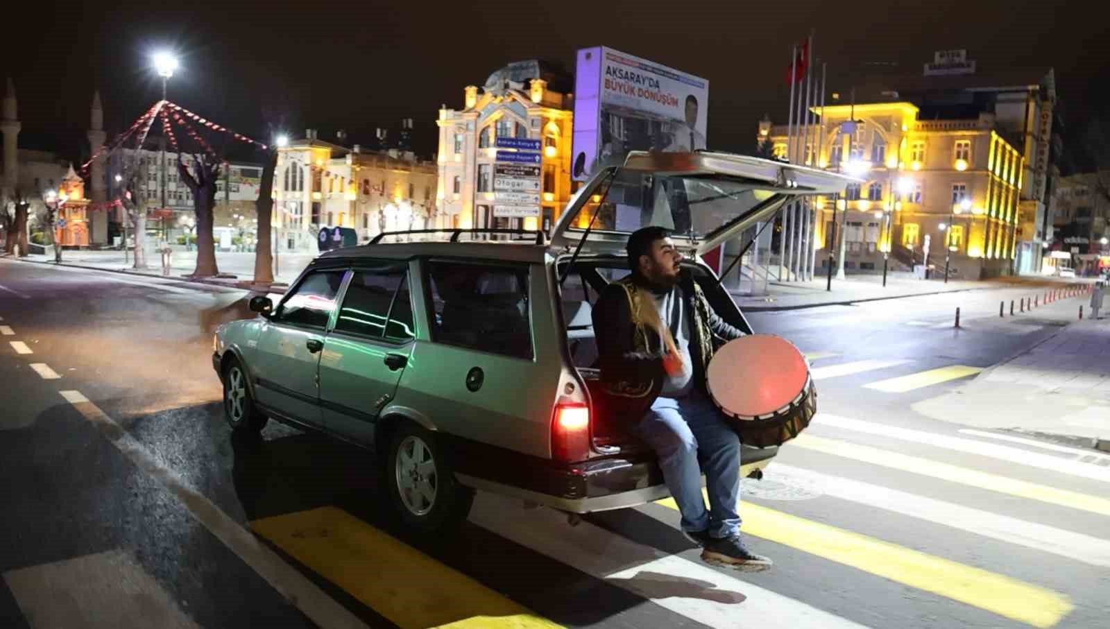 Aksaray’da Ramazan davulcuları hafif kar yağışı altında sahur mesaisine başladı
