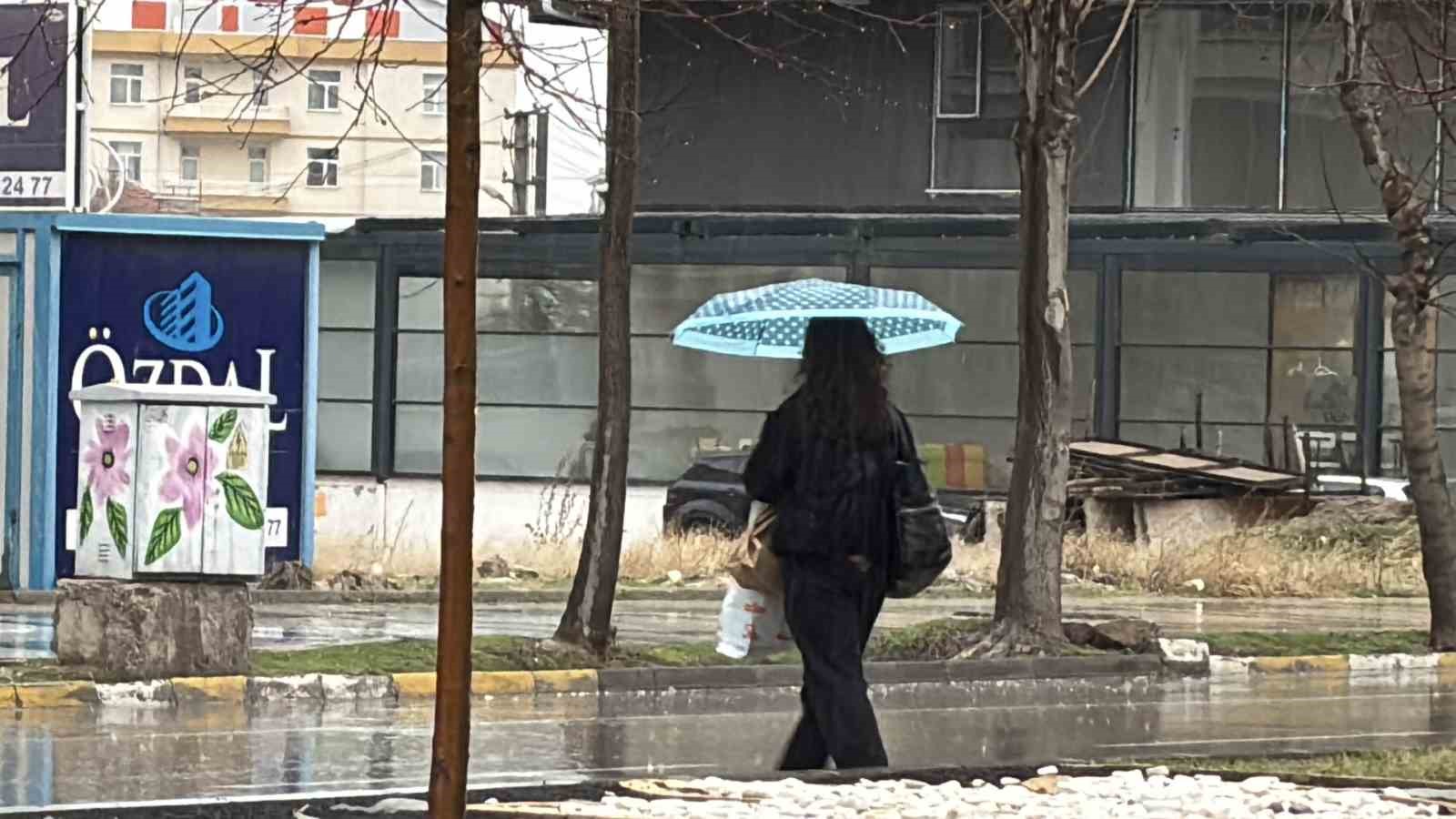 Aksaray’da rüzgar ve şiddetli yağmur etkili oluyor
