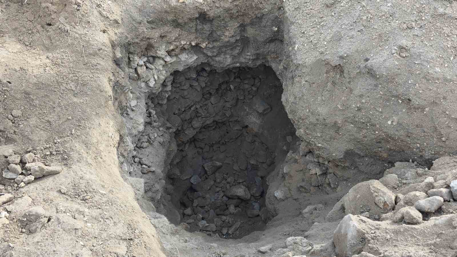 Aksaray’da tarihi höyükte kaçak kazı köylüleri tedirgin ediyor
