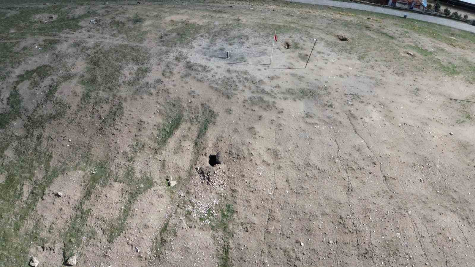 Aksaray’da tarihi höyükte kaçak kazı köylüleri tedirgin ediyor
