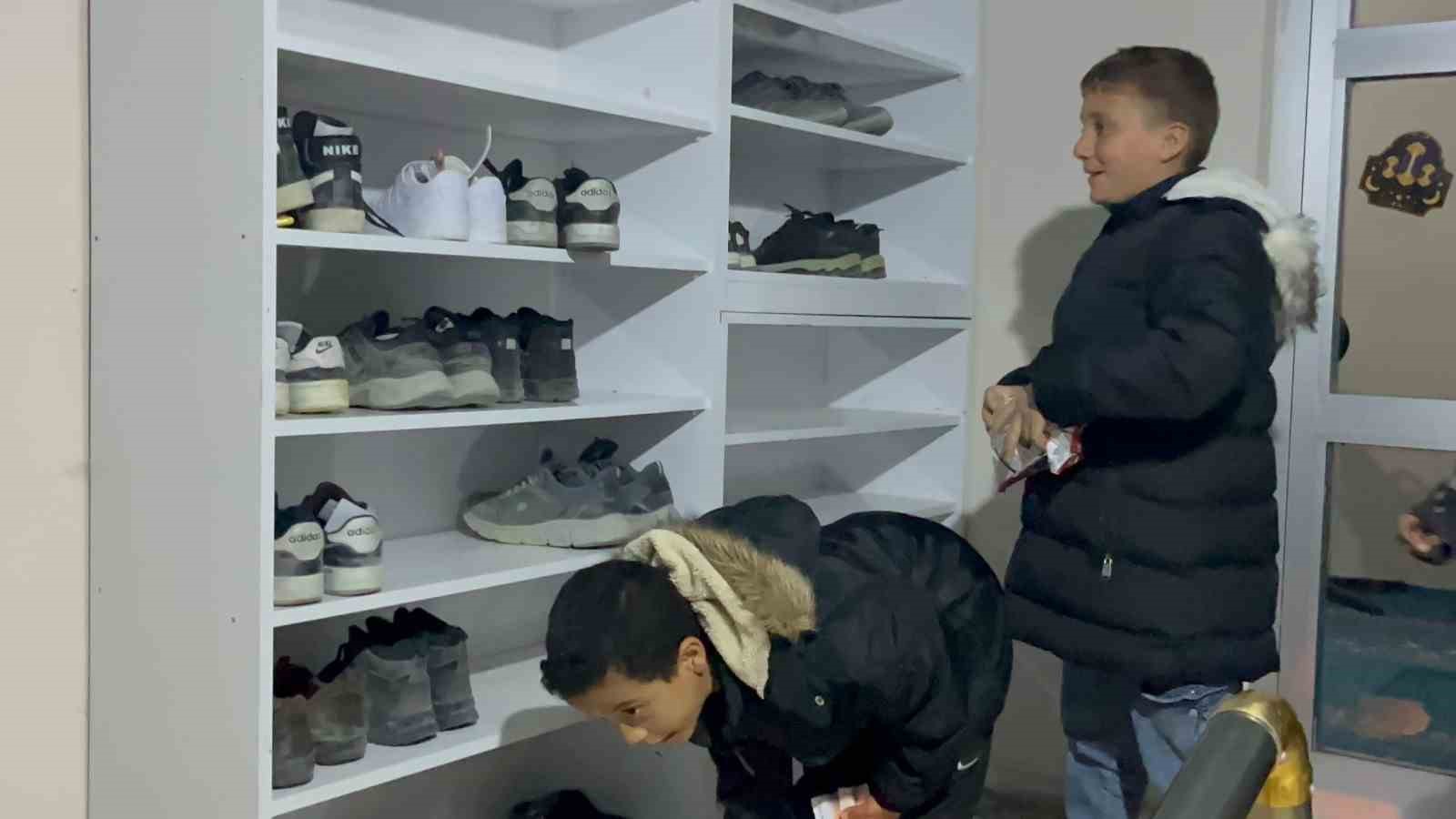 Aksaray’da teravih namazına gelen çocukların ayakkabılarına harçlık konuldu
