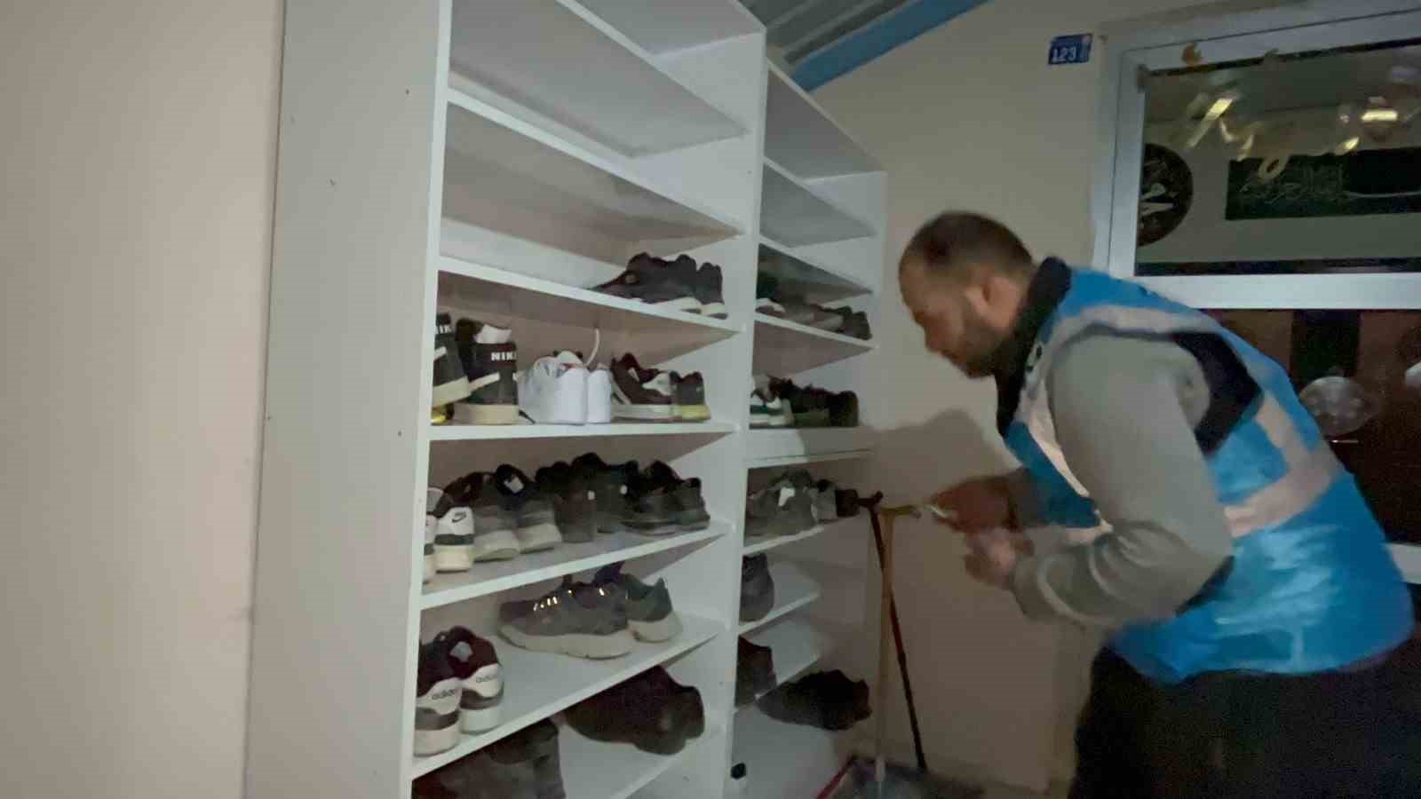 Aksaray’da teravih namazına gelen çocukların ayakkabılarına harçlık konuldu
