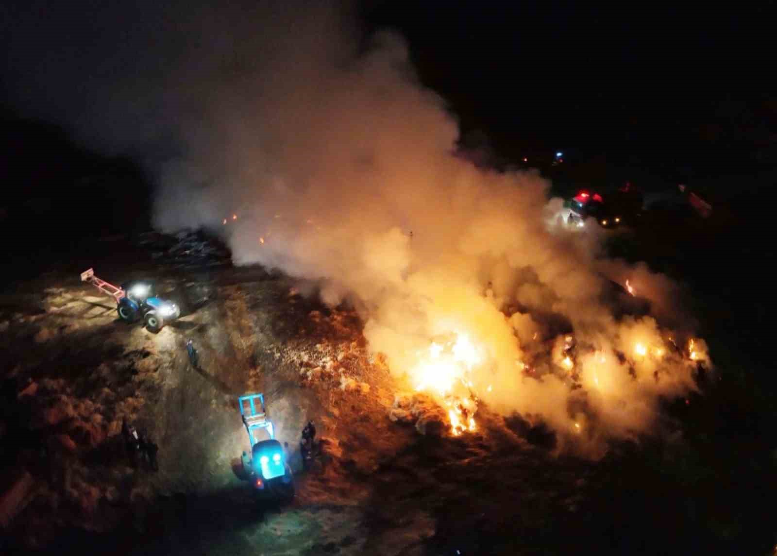 Aksaray’da tonlarca saman balyası alev alev yandı: o anlar dron kamerasında
