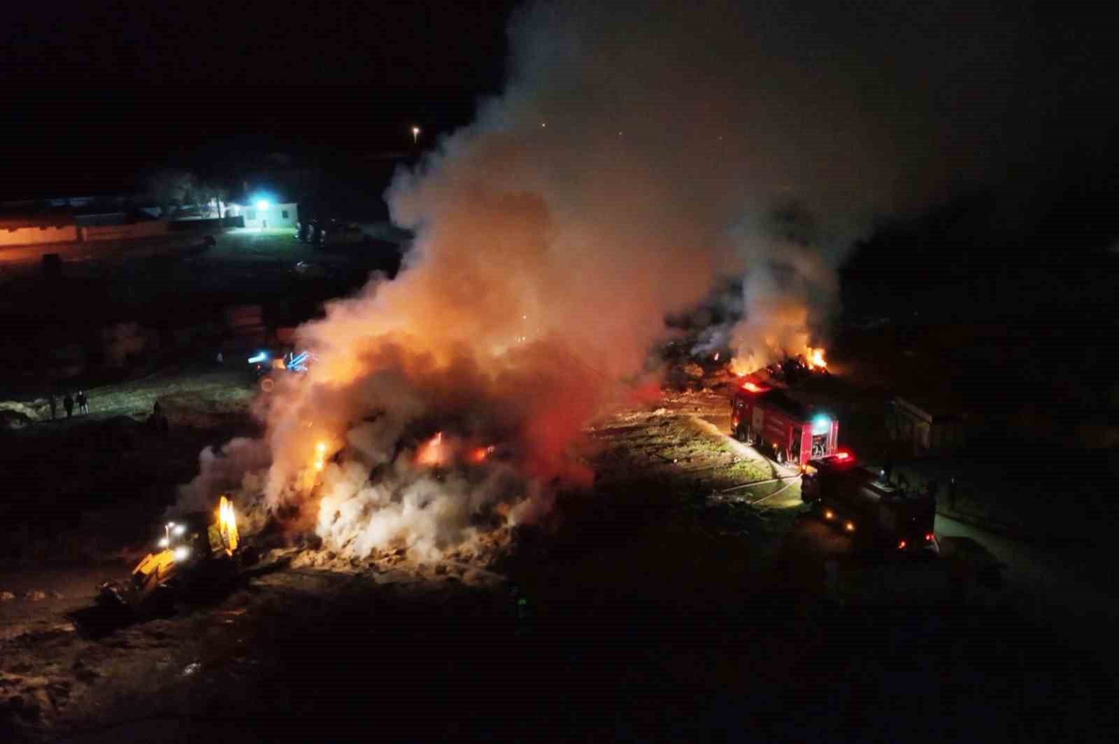 Aksaray’da tonlarca saman balyası alev alev yandı: o anlar dron kamerasında
