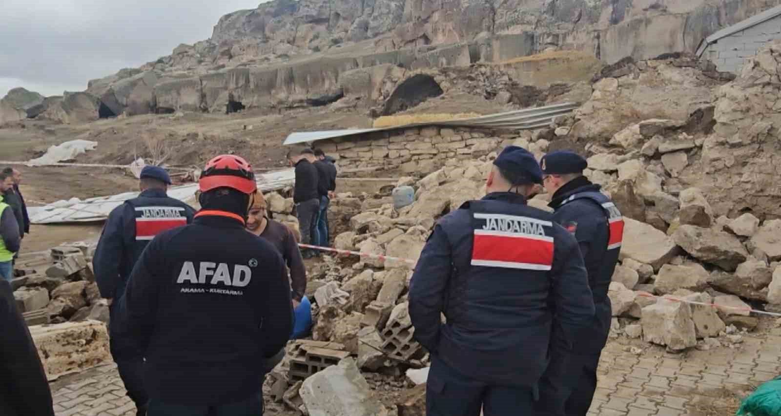 Aksaray’da yağmur ve rüzgardan ahır hayvanların üzerine çöktü
