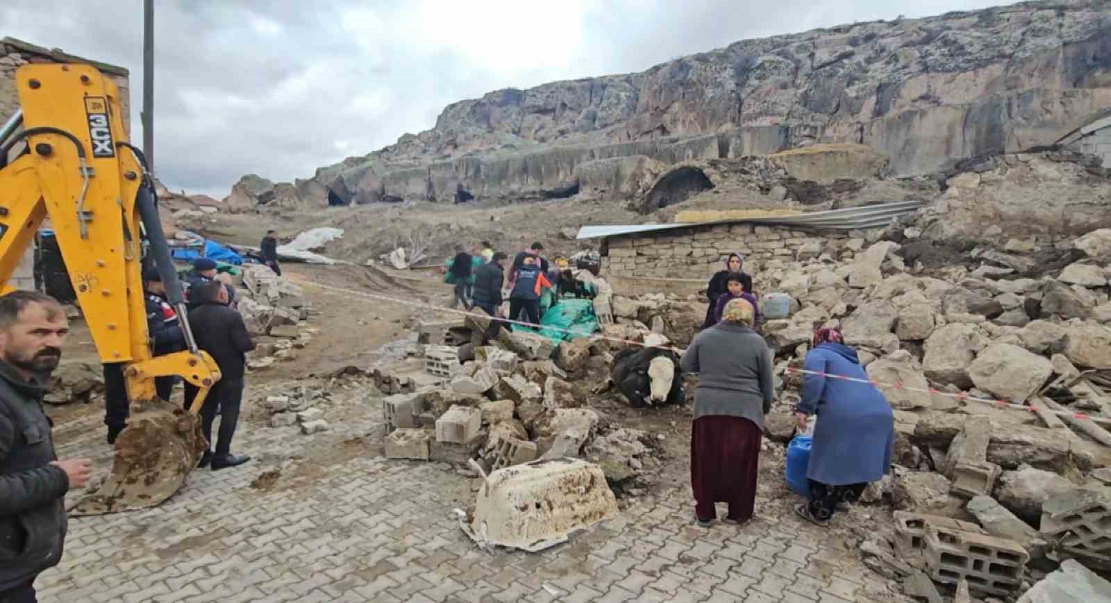 Aksaray’da yağmur ve rüzgardan ahır hayvanların üzerine çöktü
