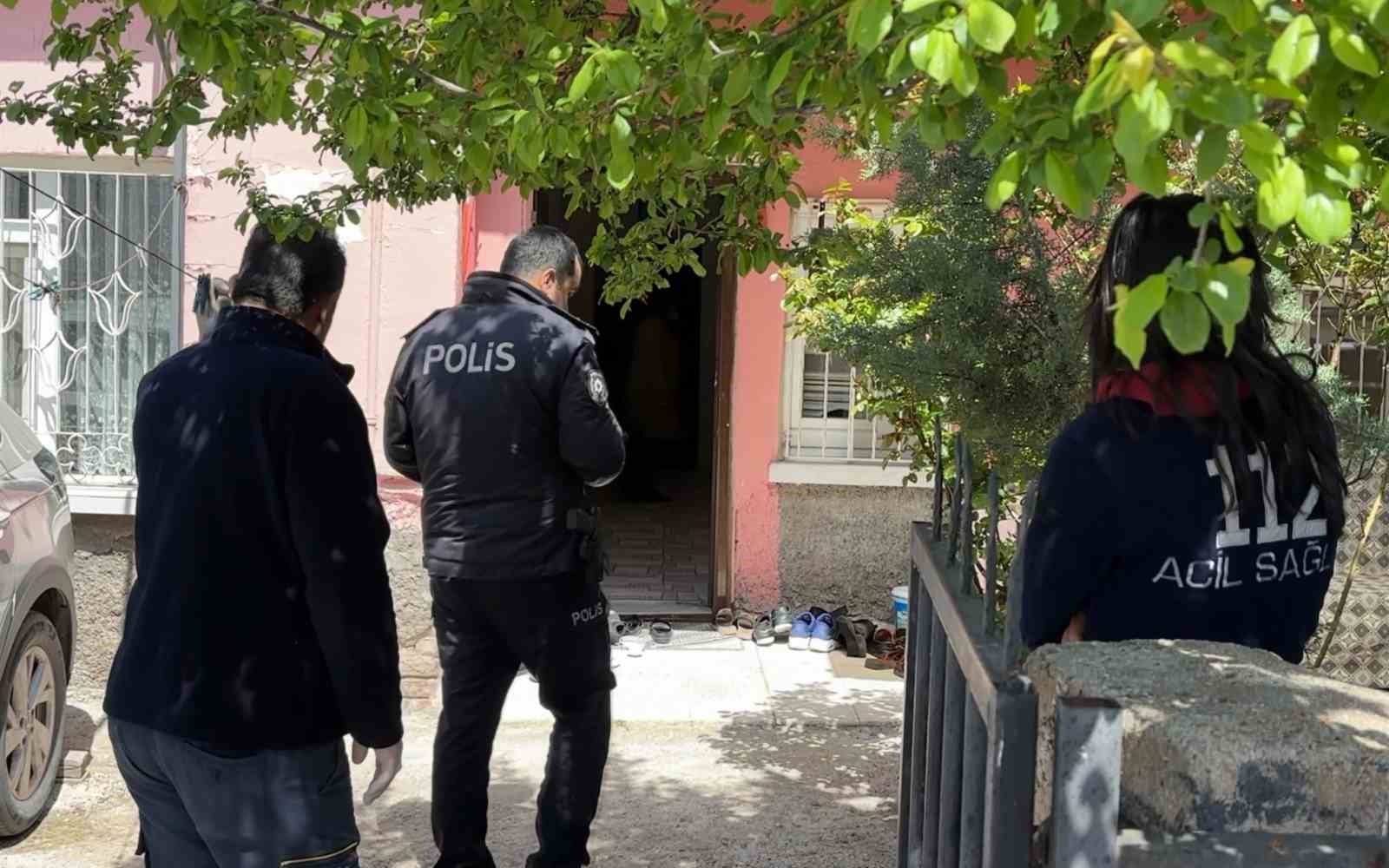 Aksaray’da yaşlı adam karısını evde ölü buldu
