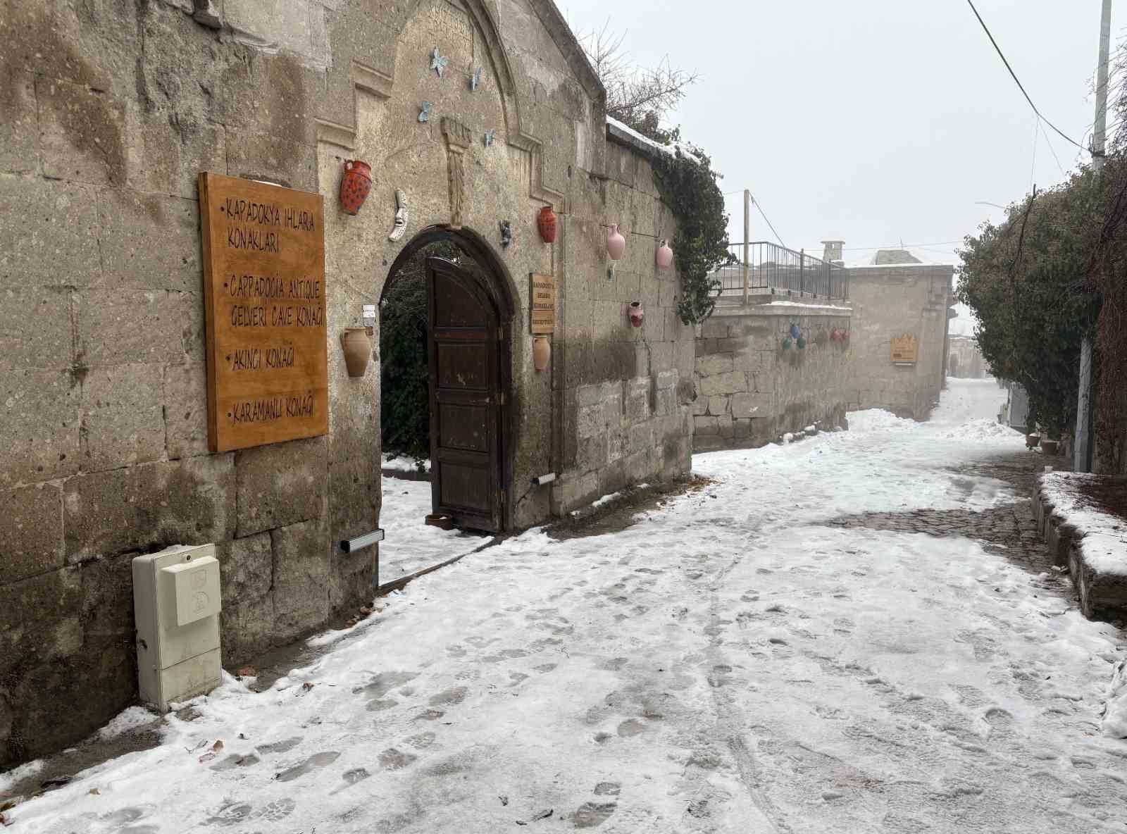 Aksaray’ın Güzelyurt ilçesinde kar yağışı etkili oldu
