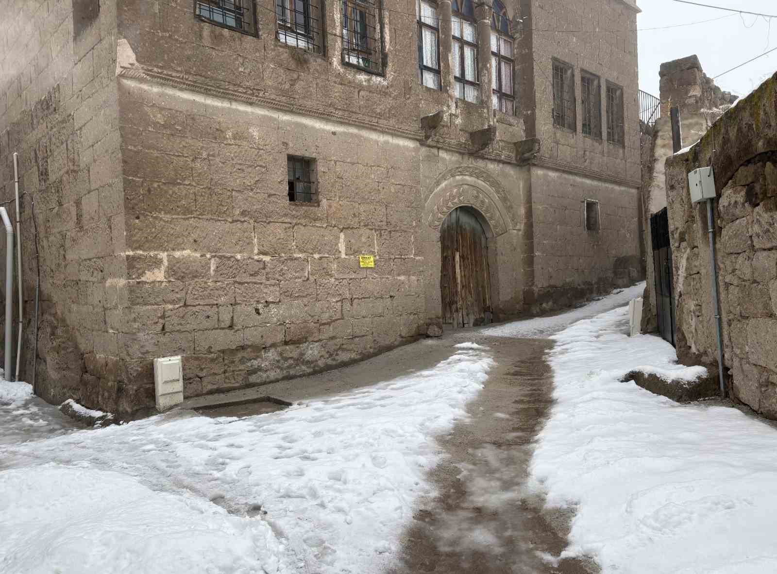Aksaray’ın Güzelyurt ilçesinde kar yağışı etkili oldu
