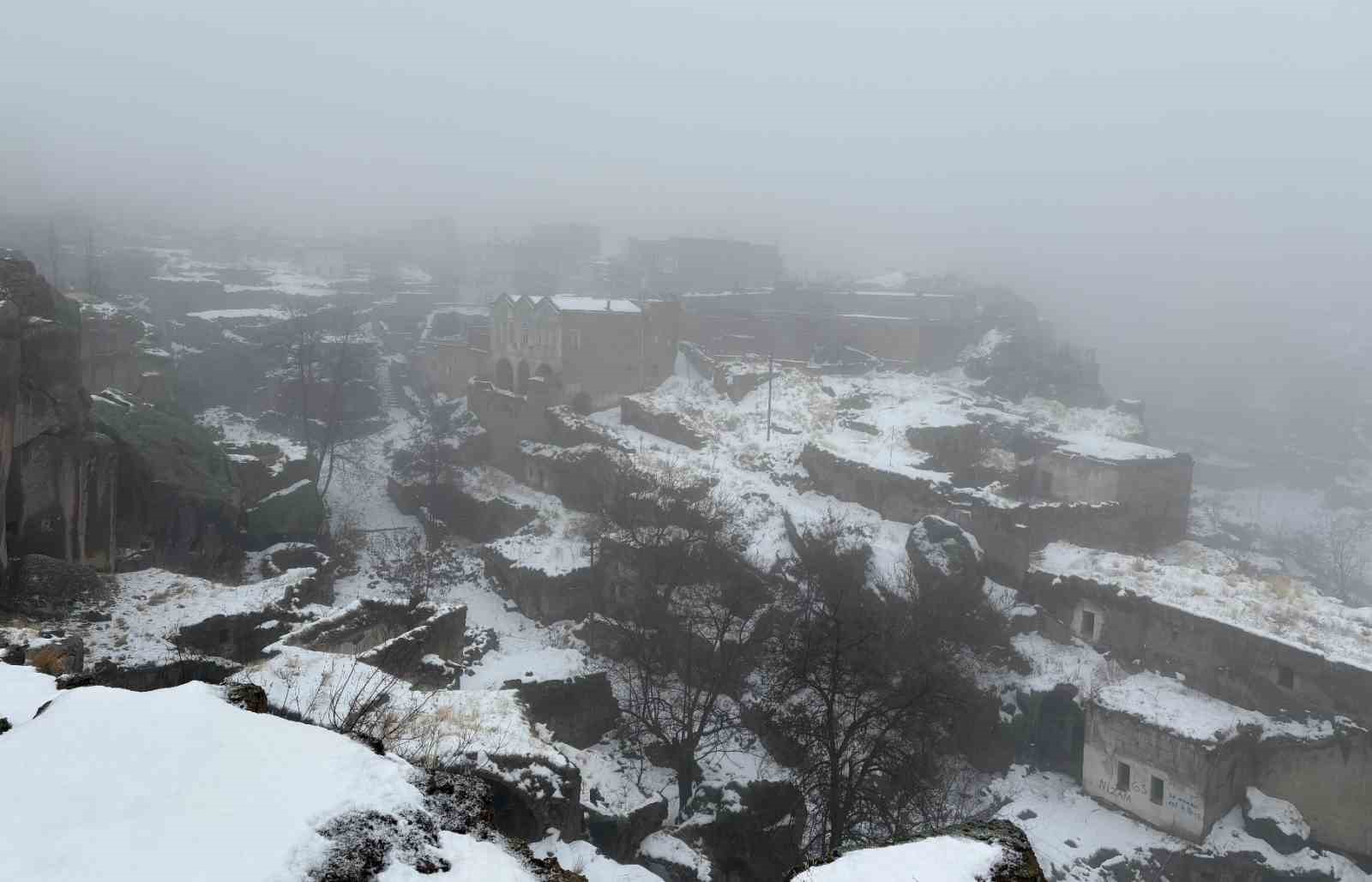 Aksaray’ın Güzelyurt ilçesinde kar yağışı etkili oldu
