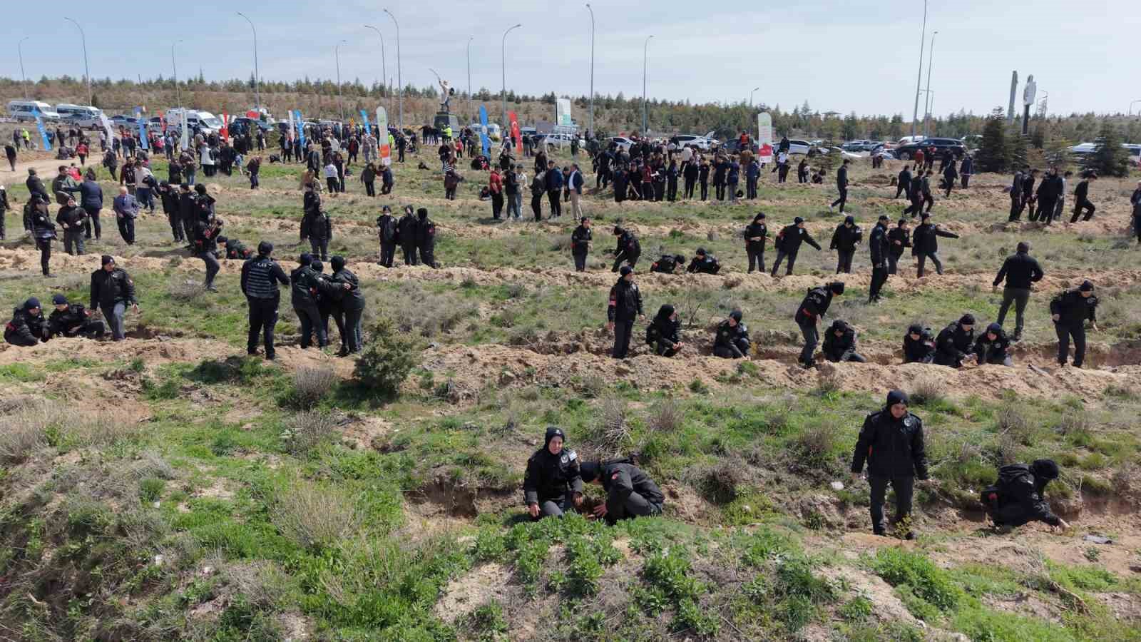 Aksaray’ın Mehmetçik Hatıra Ormanı’nda 2 bin 500 fidan toprakla buluşturuldu
